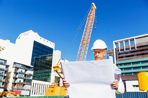 建筑工地的工程師建設(shè)者工程師建筑工人施工場景穿著帶藍(lán)圖的安全背心